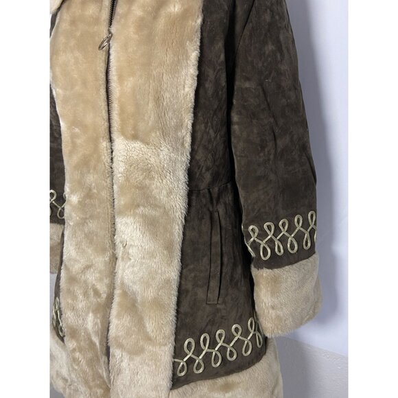 Vintage 60/70s ILGWU Faux Fur & Suede Women's Coat With Embroidered Cuffs & Quil - Picture 7 of 16